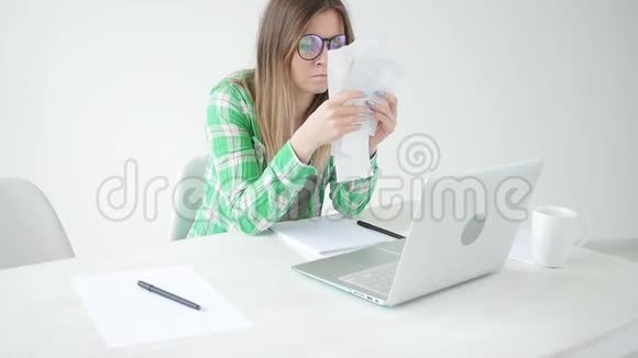 妇女通过将信息输入笔记本电脑来考虑购买和支付信贷的费用数额视频的预览图