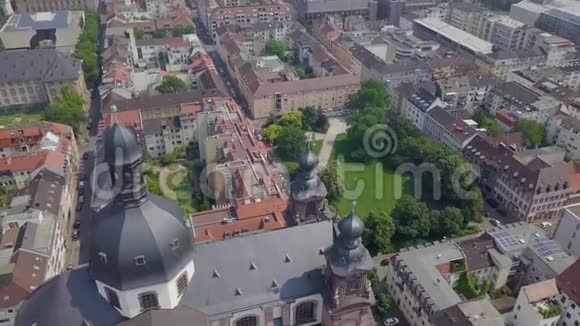 德国旧宫附近现代建筑的空中拍摄4k视频的预览图