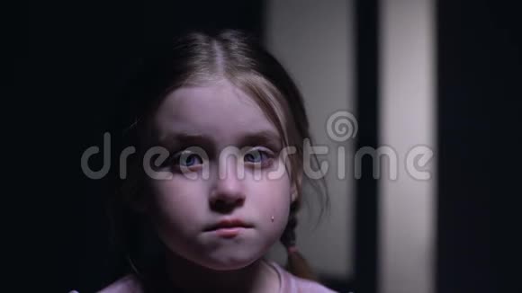 哭泣的女孩子用手掌闭上脸被遗弃在孤儿院的小女孩视频的预览图