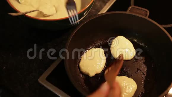 一个厨师翻着煎锅里的煎锅视频的预览图