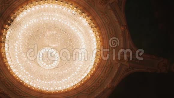 古典华丽的大型吊灯在歌剧院天花板建筑视频的预览图