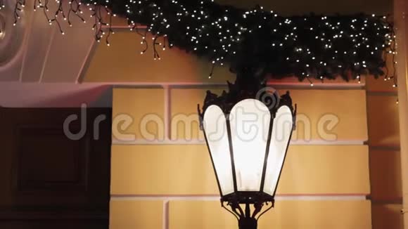 神奇的圣诞灯笼在节日前的神奇之夜视频的预览图