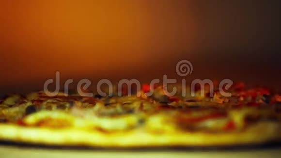 披萨上撒上意大利香料视频的预览图