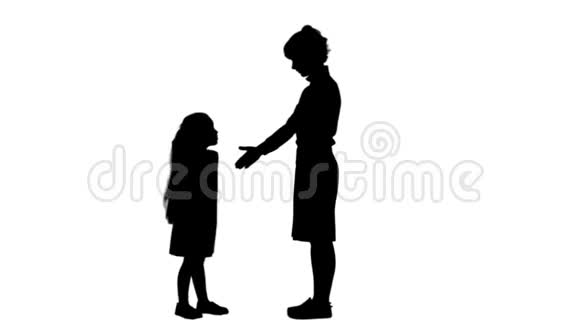 母亲和孩子握手音轨哑光视频的预览图
