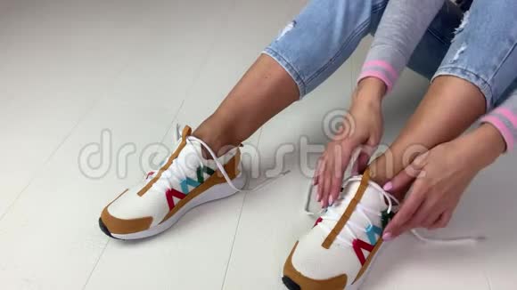 女人在运动鞋上系鞋带视频的预览图