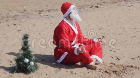圣诞老人瑜伽假期圣诞节新年视频的预览图
