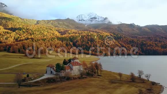 美丽的秋天森林在山上城堡在湖上视频的预览图