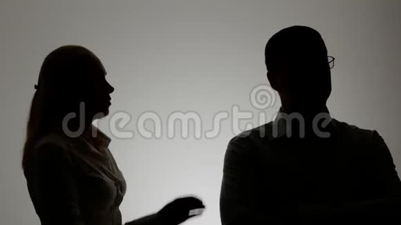 一男一女的剪影家庭关系争吵后试图与丈夫和解的女人视频的预览图