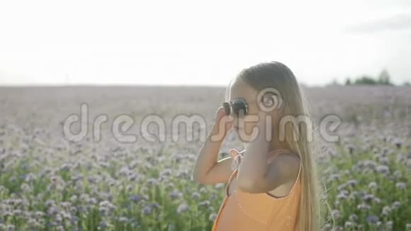 戴太阳镜的女孩视频的预览图