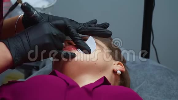 健康水疗美容师在嘴唇上涂上永久的化妆品永久补偿视频的预览图