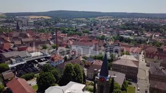 德国城市景观有古老的钟楼和一个小工厂阳光明媚4k视频的预览图