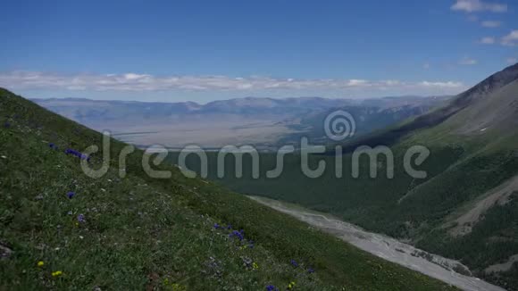 五彩山时光流逝红色和黄色的小山蓝天上有淡淡的云视频的预览图