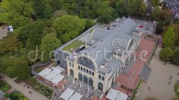 德国一个小镇上有一个公园的宫殿的空中镜头4k视频的预览图