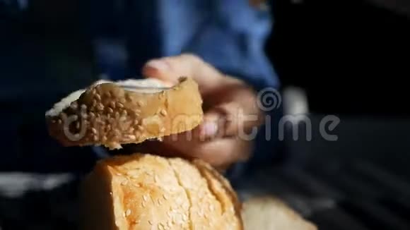 女人手做一个健康的三明治里面有奶酪和黑麦面包奶油奶酪视频的预览图
