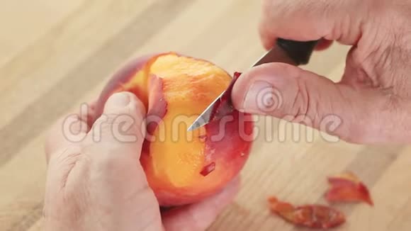 老人剥了一个多汁的桃子视频的预览图