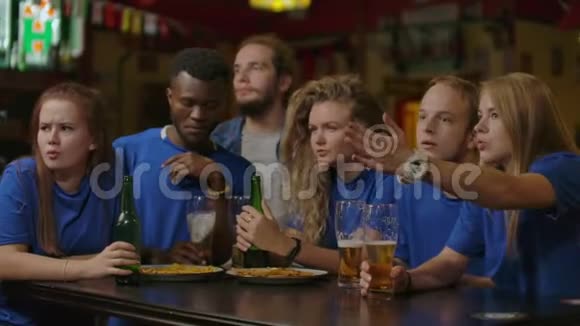 反向速度慢动作的球迷在酒吧庆祝胜利他们的球队拥抱喜悦和薄荷杯啤酒视频的预览图