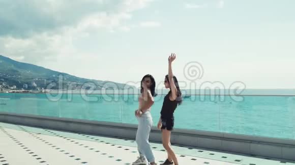 两个女孩在海边跳舞视频的预览图