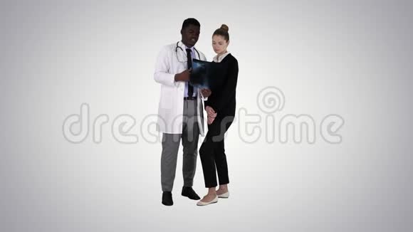 医生在梯度背景上显示病人胸部x光视频的预览图