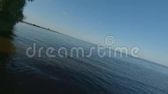 FPV无人机赛车视野海上和海岸线的动态飞行视频的预览图