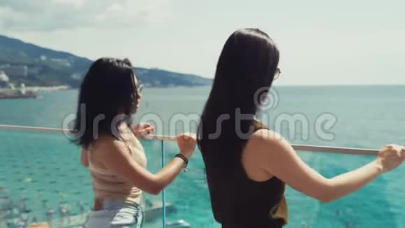 两个女孩在海边跳舞视频的预览图