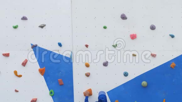 比赛前运动员在攀岩墙上训练视频的预览图
