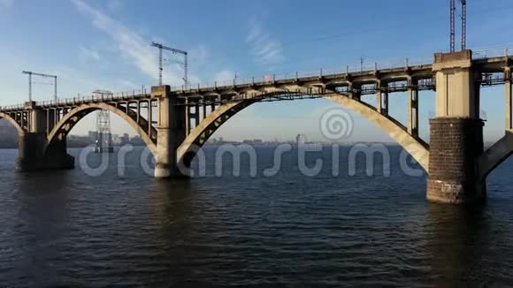 登尼普罗市老拱铁路桥下的鸟瞰图移动相机前进主题视频的预览图