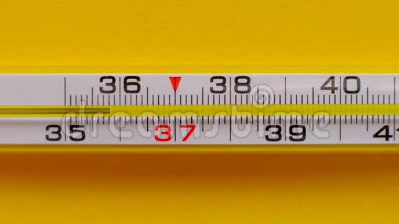 温度上升显示在温度计的黄色背景特写视频的预览图