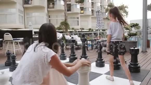 土耳其贝莱克2019年5月20日帕皮隆祖格玛酒店母女俩在露天的地方下棋视频的预览图