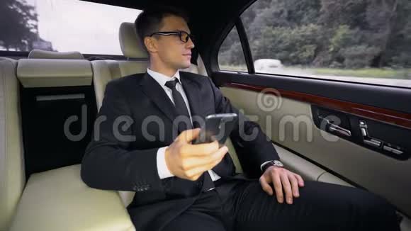 成功的微笑金融专家乘坐豪华车前往机场视频的预览图
