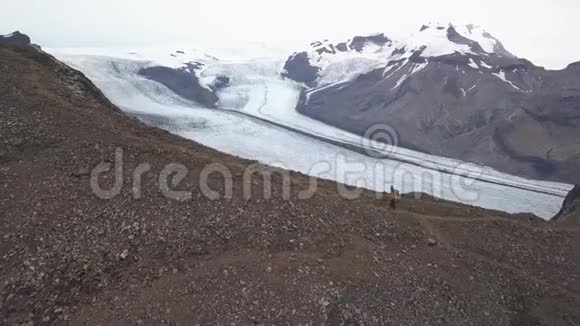 游客爬上了克利斯蒂娜廷达尔的山顶视频的预览图