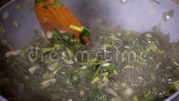 煮菠菜视频的预览图