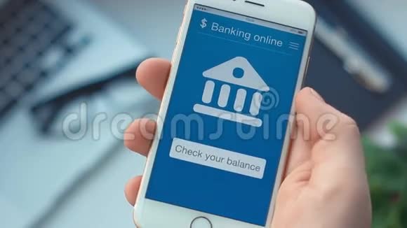 检查智能手机上银行应用程序的银行账户视频的预览图