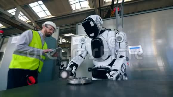 Cyborg正在加工金属一名工人站在附近视频的预览图