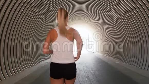 在隧道里奔跑的年轻女子邀请她加入视频的预览图