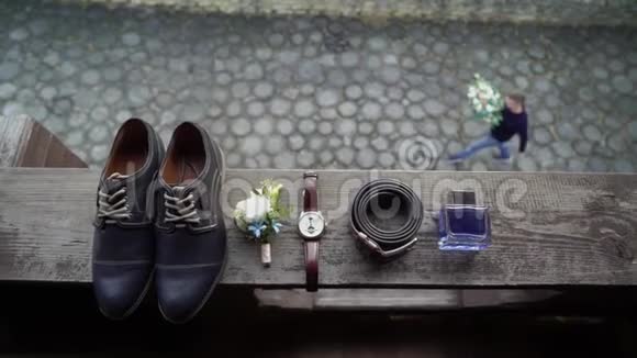 男人配件鞋子布托尼埃手表皮带和羊皮纸为婚礼准备的时尚视频的预览图