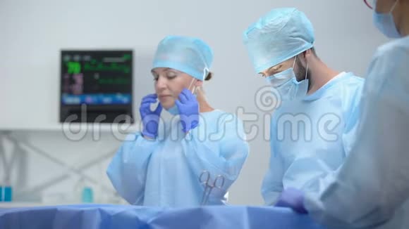 医院手术专业外科医生团队挽救病人生命视频的预览图