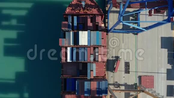 空中观景集装箱船在深海港装卸视频的预览图