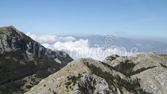 白云飘在山峰之间黑山洛文国家公园时间流逝视频的预览图