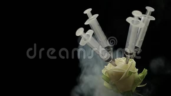花卉注射器烟雾暗背景高清镜头视频的预览图