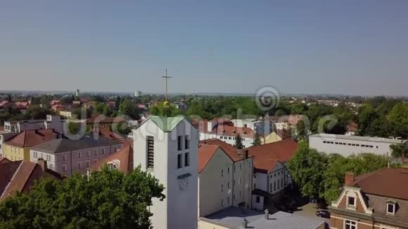 现代钟楼上面有十字背景是城市景观4k视频的预览图
