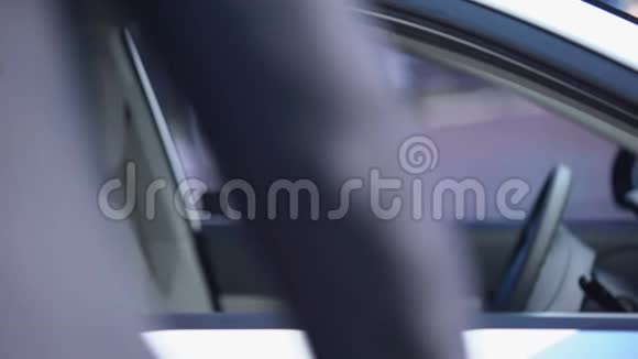男朋友为带着郁金香的微笑女人打开车门浪漫视频的预览图