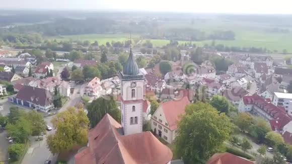 一座古老的钟楼和一个德国小镇繁忙的街道4k视频的预览图