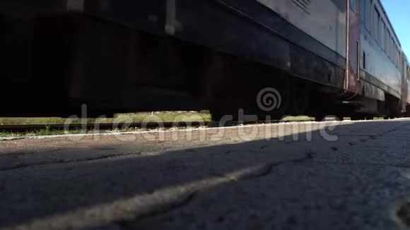 从下面运行列车视图一列火车缓慢地开到站台上视频的预览图