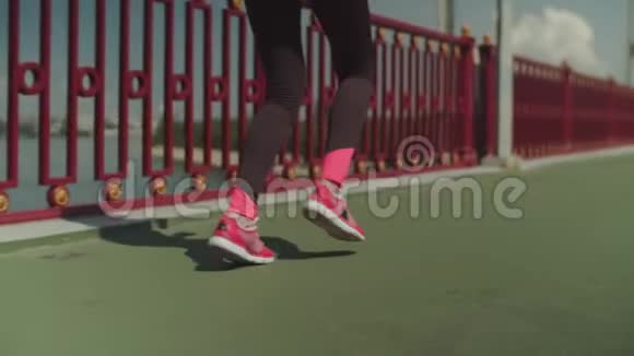 女运动员在城市桥上奔跑的腿视频的预览图