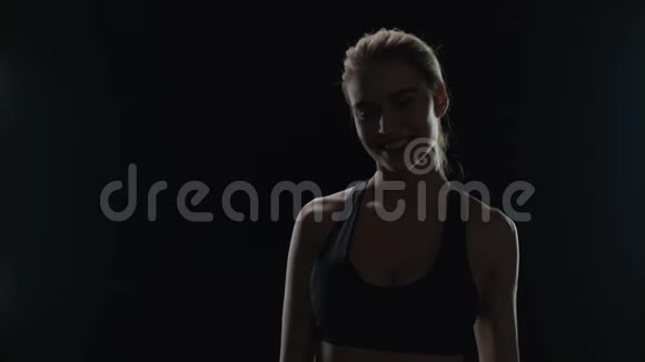 体育运动的女人在健身房里用哑铃微笑健身模特微笑视频的预览图