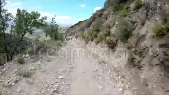 一条通往昆塔镇的山路视频的预览图
