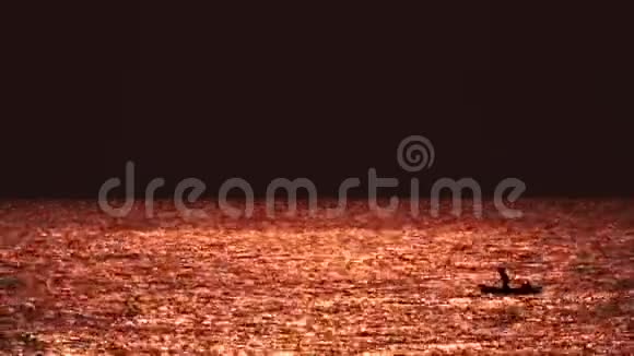 黎明时分渔民向马拉维湖投网视频的预览图