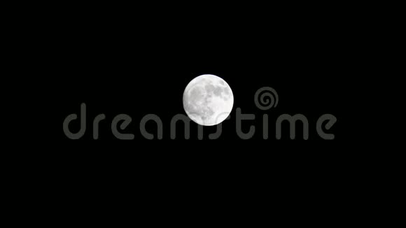 明亮的满月在黑暗的夜晚夜晚和月亮视频的预览图