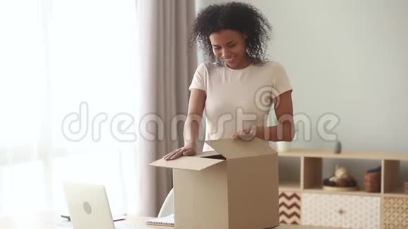 震惊沮丧的非洲女人打开盒子收到损坏的错误包裹视频的预览图