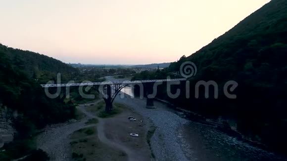 古米斯塔河上的公路桥位于阿布哈兹新阿托斯和苏胡姆之间视频的预览图